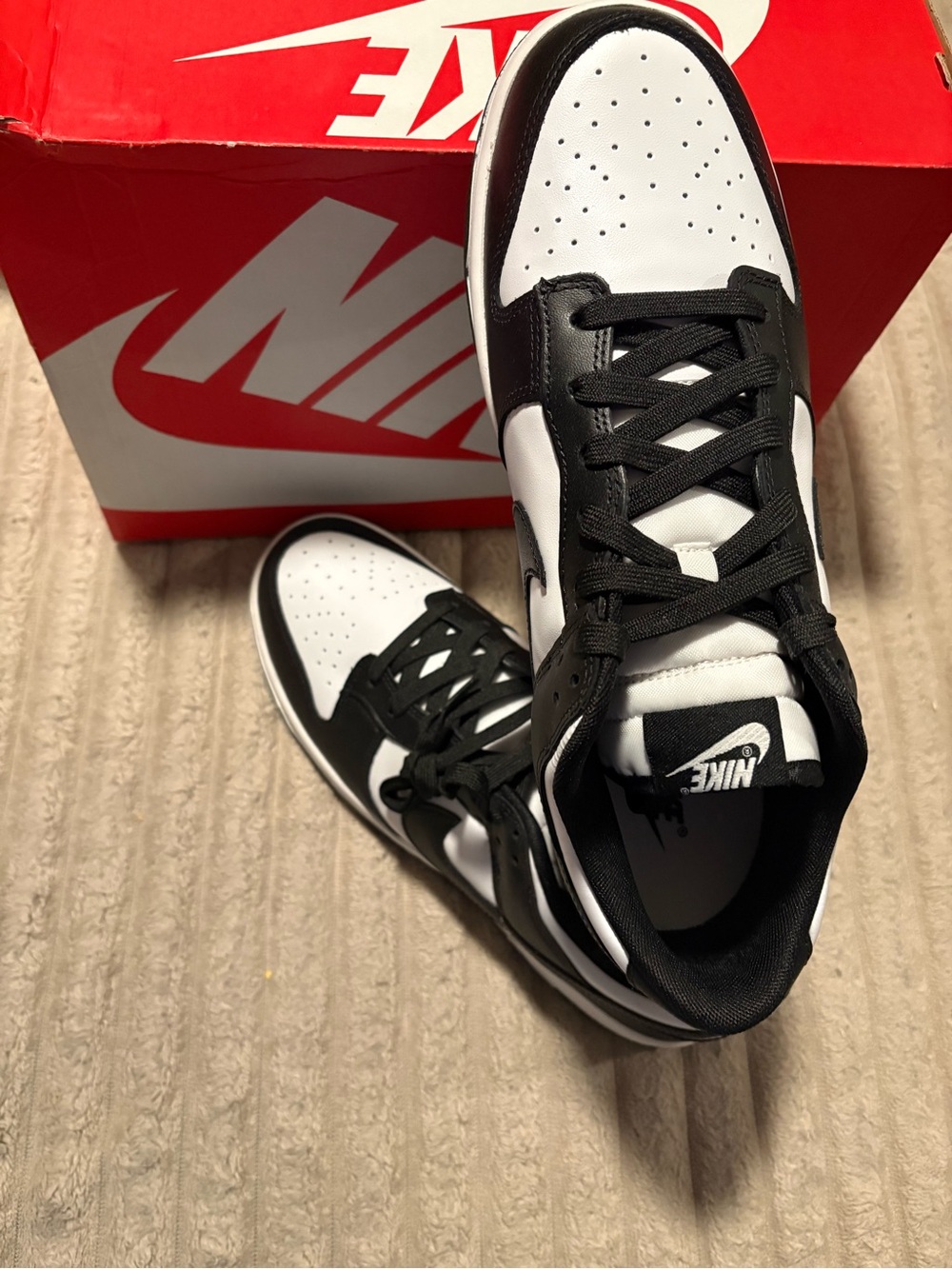 Nike men’s 11.5 Black and White Low-Top Sneakers BNWT AT-9/82